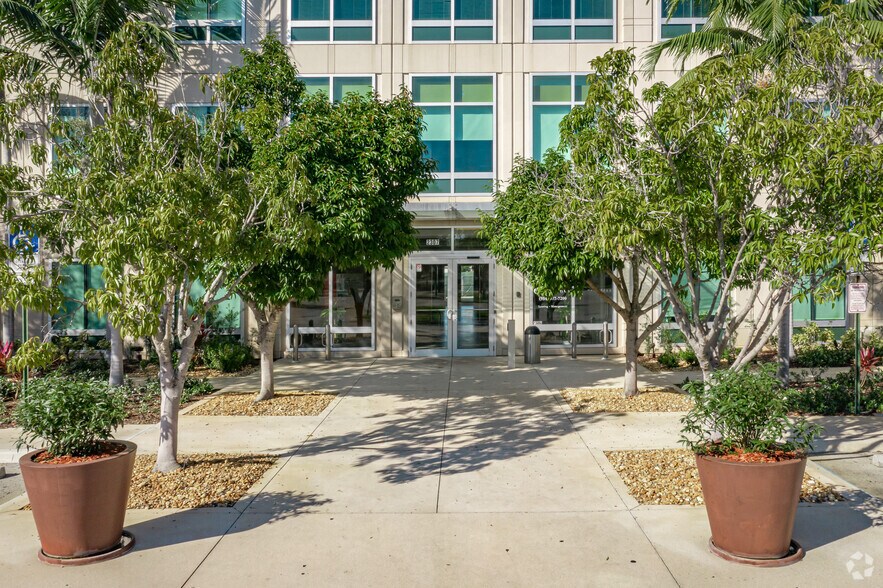 2307 W Broward Blvd, Fort Lauderdale, FL à louer - Photo du bâtiment - Image 3 de 5