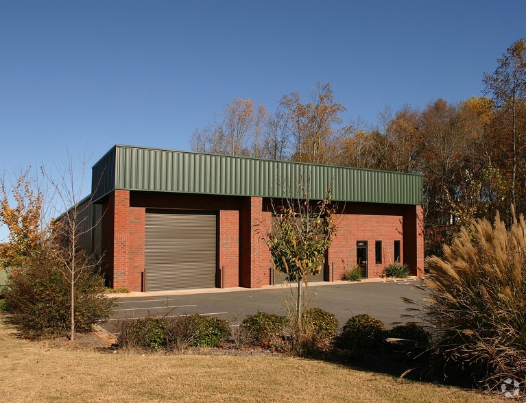 4485 N Industrial Dr, Cumming, GA à louer - Photo du bâtiment - Image 2 de 57