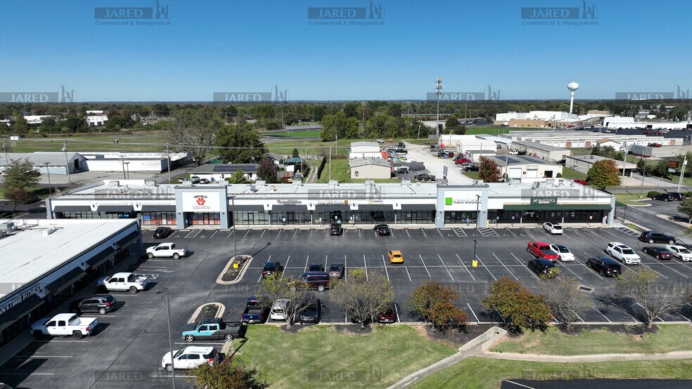 533-591 E Elm St, Republic, MO à louer - Photo du bâtiment - Image 2 de 19