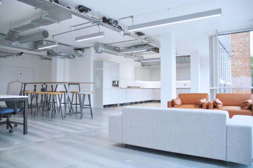 250 Waterloo Rd, Londres à louer - Photo du bâtiment - Image 2 de 19