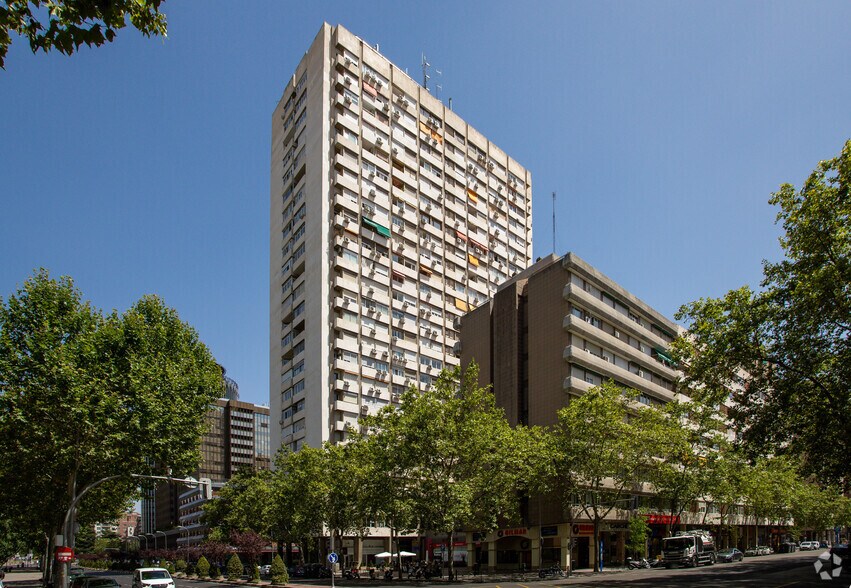 Immeuble residentiel dans Madrid, Madrid à vendre - Photo du bâtiment - Image 3 de 3
