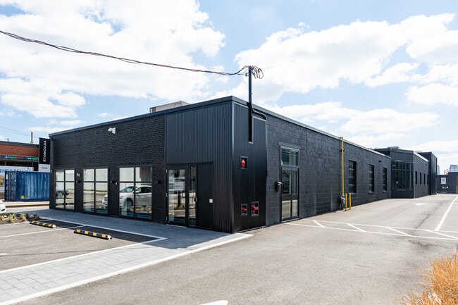 Plus de détails pour 39 Advance Rd, Toronto, ON - Commerce de détail à vendre