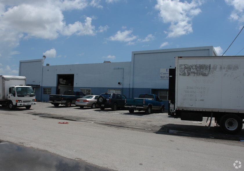 6831-6851 NW 37th Ct, Miami, FL for lease - Building Photo - Image 2 of 3