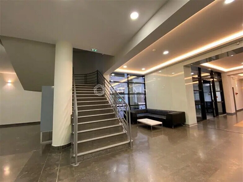 Office in Montigny-le-Bretonneux for lease - Lobby - Image 3 of 6