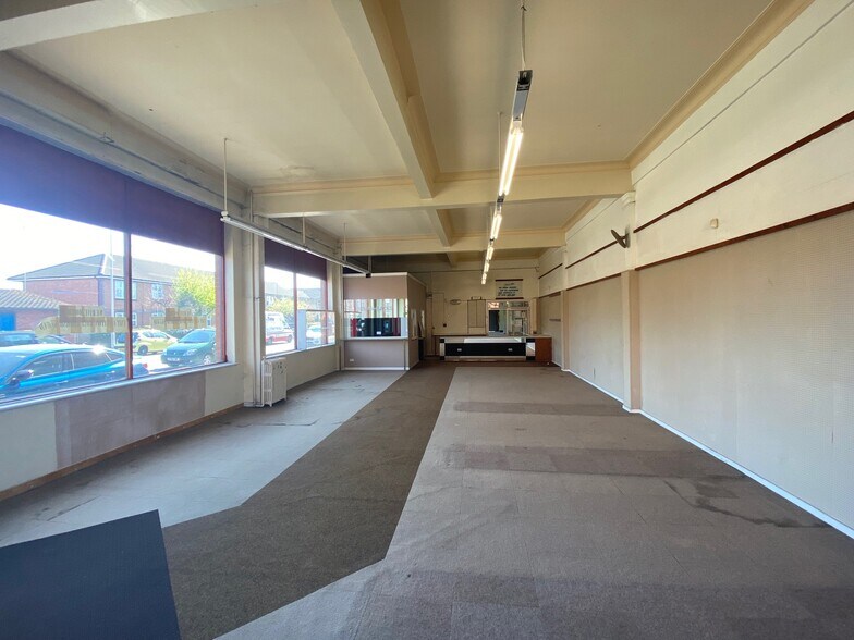 215 Gorton Rd, Stockport for lease - Interior Photo - Image 2 of 17