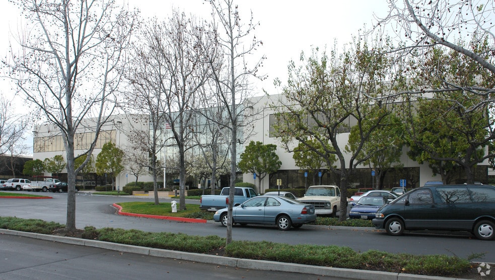 3550-3580 Bassett St, Santa Clara, CA for lease - Building Photo - Image 2 of 9