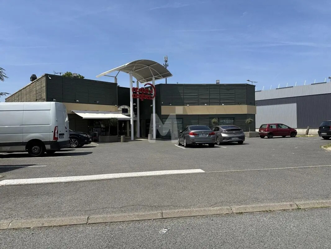 Retail in Villejust for lease Building Photo- Image 1 of 7