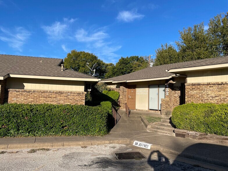 423 W Wheatland Rd, Duncanville, TX à louer - Photo du bâtiment - Image 2 de 3