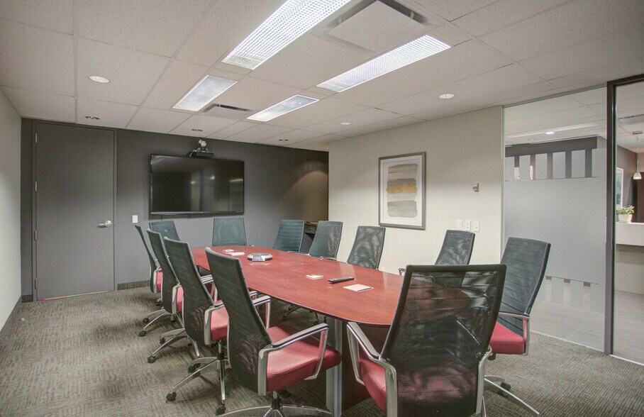 1509 Centre St SW, Calgary, AB for lease - Interior Photo - Image 2 of 5