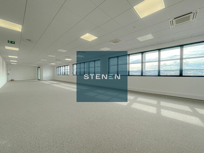 Office in Vitrolles for lease - Interior Photo - Image 3 of 6