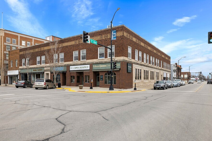 104 1st Ave E, Newton, IA à vendre - Photo du bâtiment - Image 3 de 21