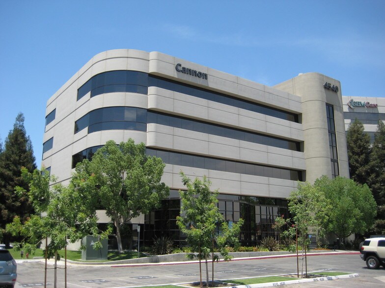 4540 California Ave, Bakersfield, CA à louer - Photo du bâtiment - Image 2 de 11