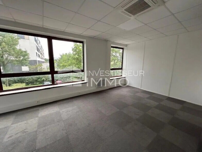Office in Champs-sur-Marne for lease - Interior Photo - Image 3 of 5