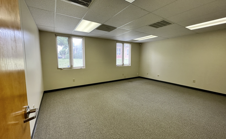 1000 Corporate Dr, Hillsborough, NC for lease - Interior Photo - Image 1 of 2