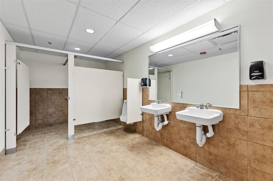 Suites 101 & 102 portefeuille de 2 propriétés à vendre sur LoopNet.ca - Photo du bâtiment - Image 3 de 37