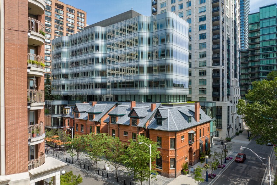 7 St. Thomas St, Toronto, ON à vendre - Photo du bâtiment - Image 1 de 1