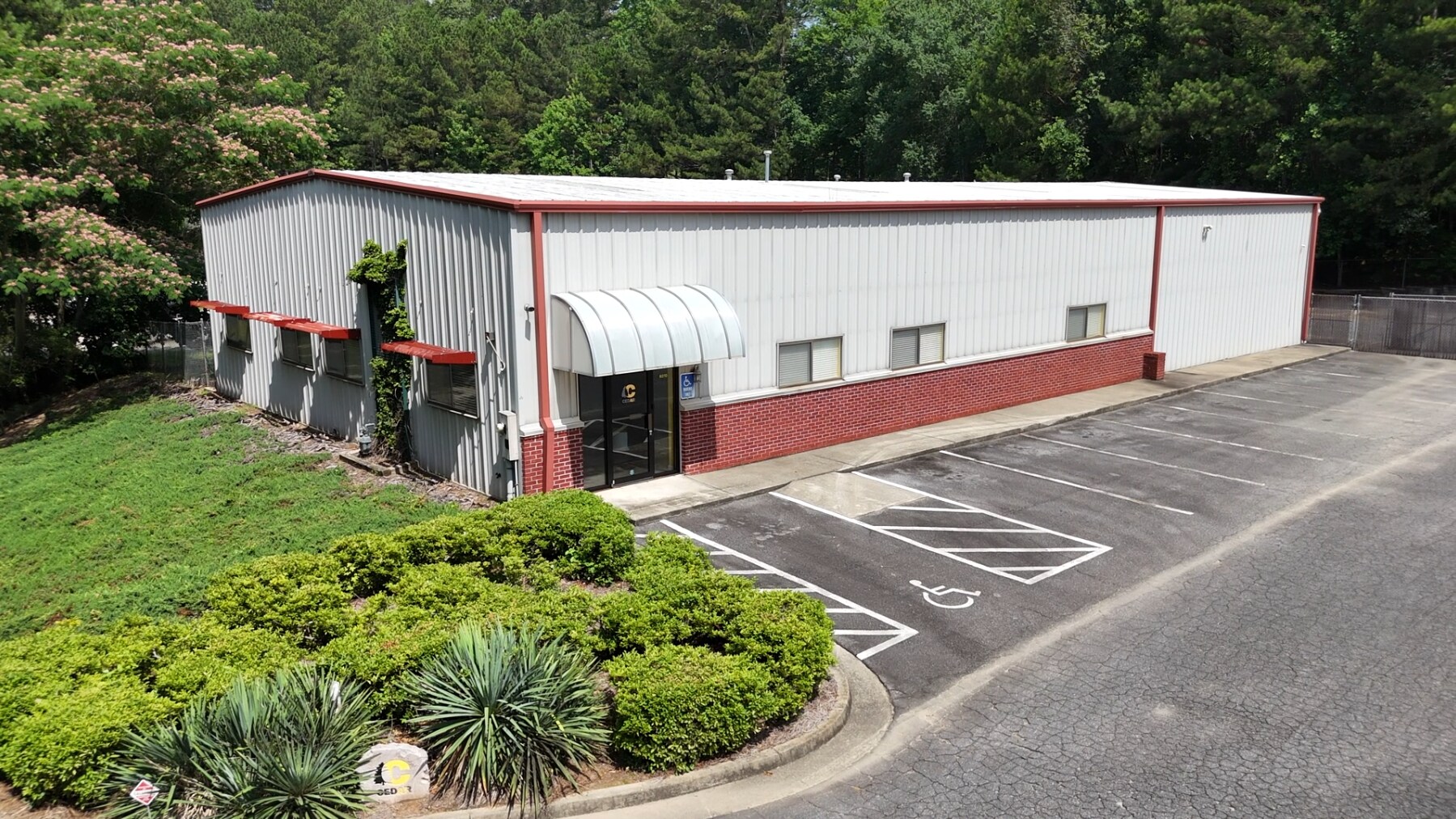 8270 Industrial Pl, Alpharetta, GA à louer Photo du bâtiment- Image 1 de 9