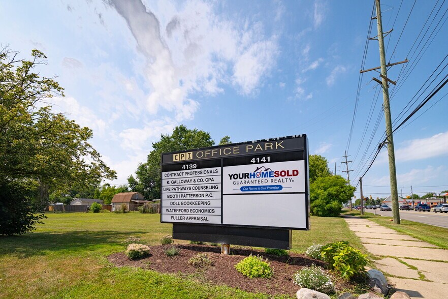 4139 W Walton Blvd, Waterford, MI à vendre - Photo du bâtiment - Image 3 de 8
