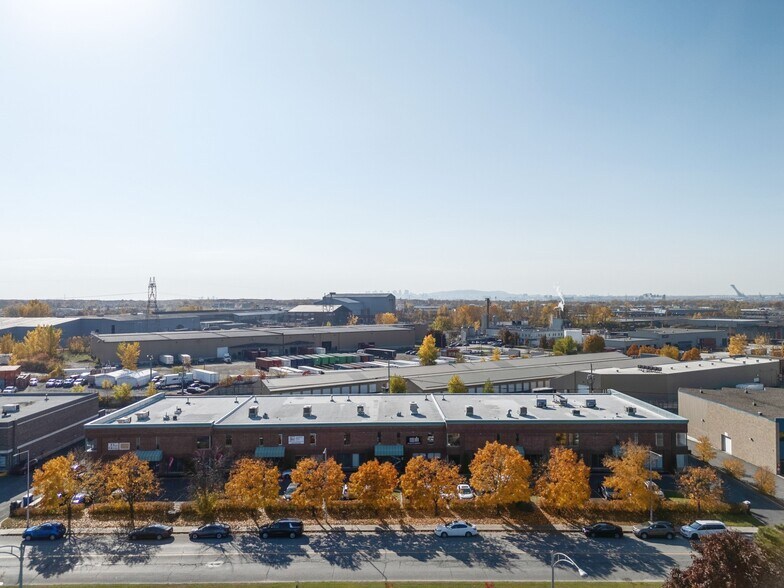 874-896 Rue Jean-Neveu, Longueuil, QC à louer - Photo du bâtiment - Image 1 de 16