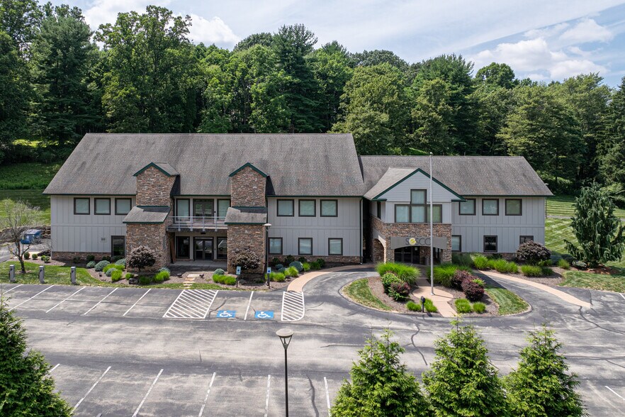 220 Megawatt Ln, Greensburg, PA à vendre - Photo du bâtiment - Image 2 de 24