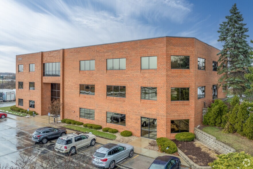 2725 S Moorland Rd, New Berlin, WI à louer - Photo du bâtiment - Image 2 de 5