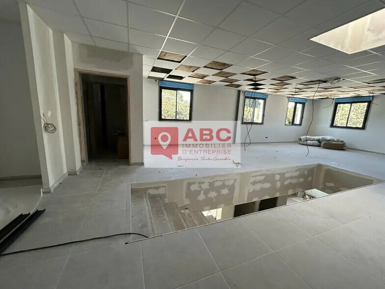 Office in Mudaison for lease - Interior Photo - Image 3 of 5