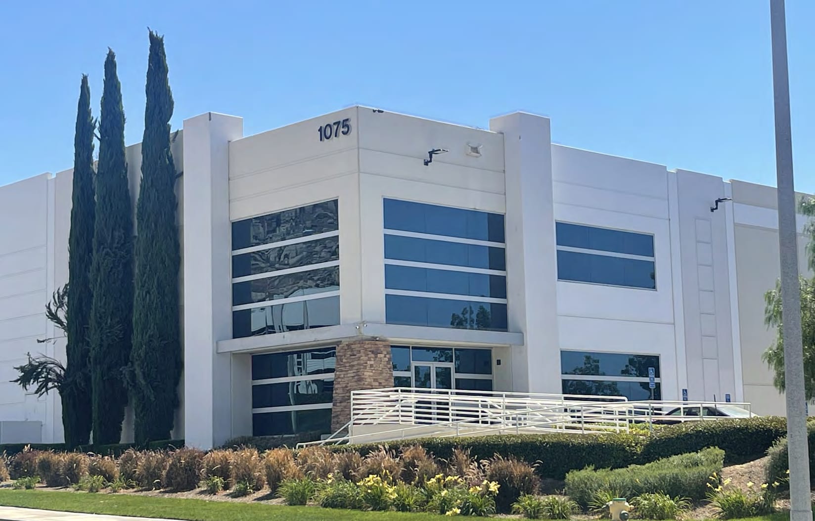 1075 Mount Vernon Ave, Riverside, CA for lease Primary Photo- Image 1 of 9