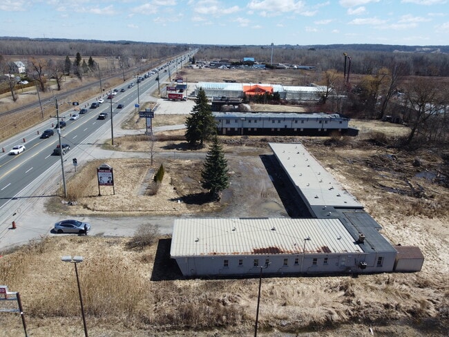 Plus de détails pour 20590 Highway 11, Bradford West Gwillimbury, ON - Services hôteliers à vendre
