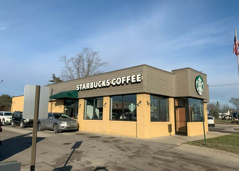 Starbucks and Development Land portefeuille de 2 propriétés à vendre sur LoopNet.ca - Photo du bâtiment - Image 2 de 8