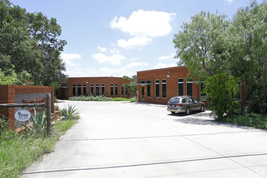2702 N Loop 1604 E, San Antonio, TX à louer - Photo du bâtiment - Image 3 de 11