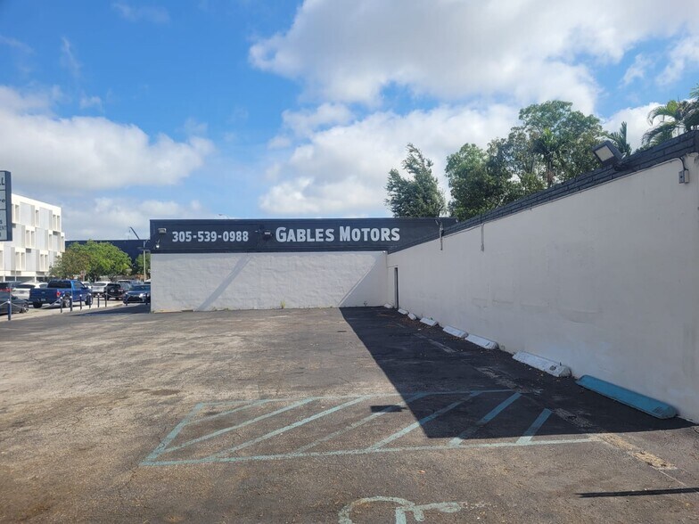 475-487 Le Jeune Rd, Miami, FL à louer - Photo du bâtiment - Image 3 de 9