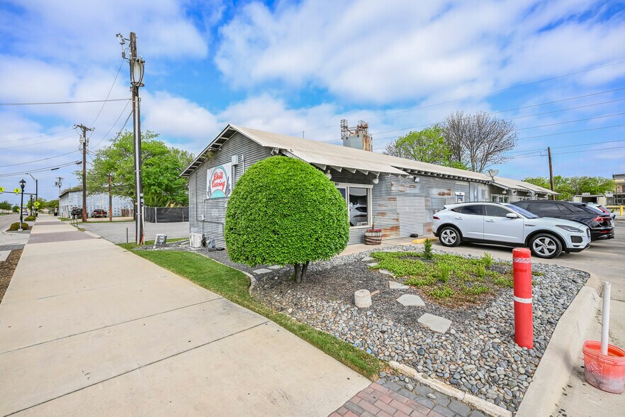 818 S Main St, Grapevine, TX à vendre - Photo du bâtiment - Image 2 de 6