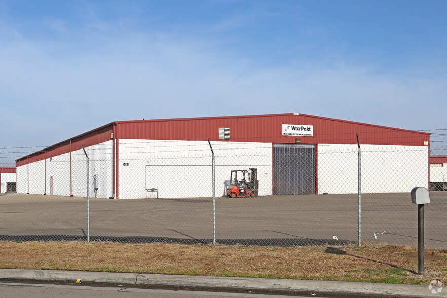 Three Crowns Industrial Park portefeuille de 2 propriétés à vendre sur LoopNet.ca - Photo du bâtiment - Image 2 de 15