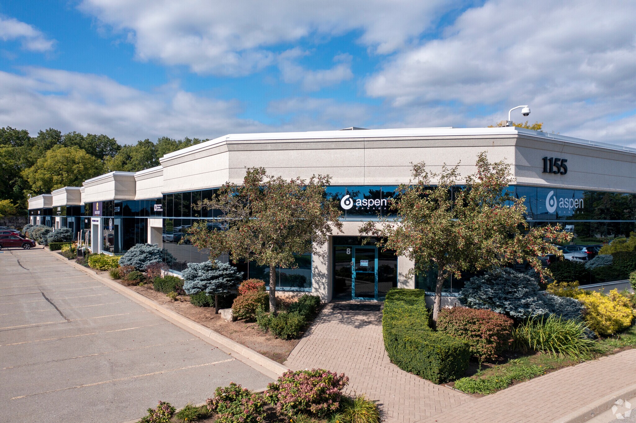 1155 N Service Rd W, Oakville, ON à vendre Photo du bâtiment- Image 1 de 8