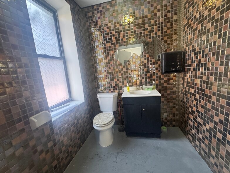 25-89 Steinway St, Astoria, NY for lease - Building Photo - Image 2 of 7