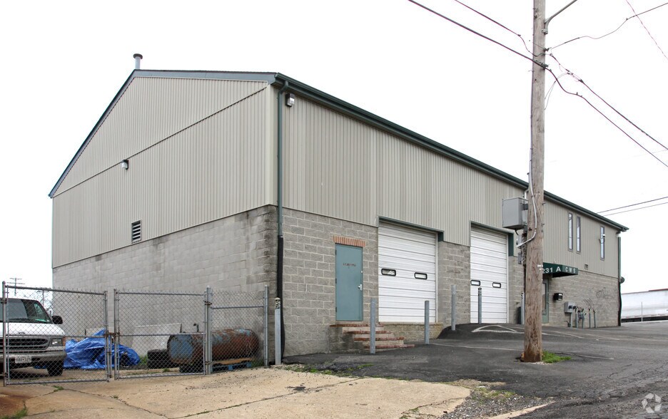 2231 Hollins Ferry Rd, Baltimore, MD à vendre - Photo du bâtiment - Image 2 de 5