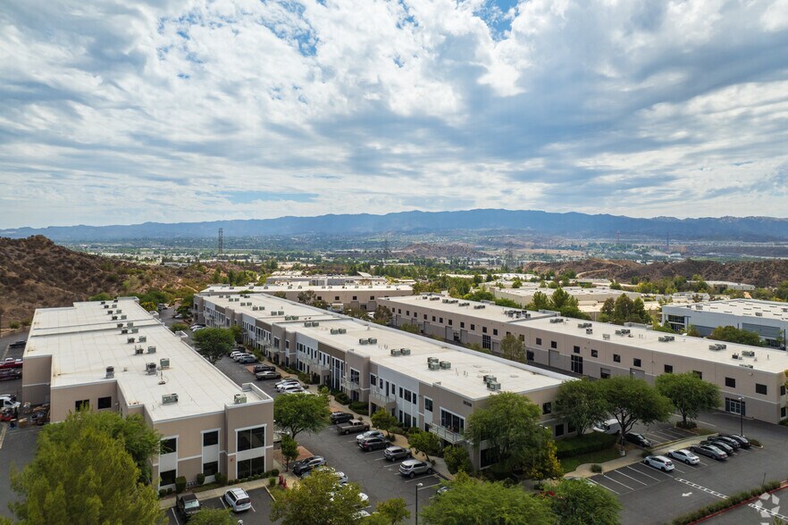 28358 Constellation Rd, Valencia, CA à louer - Photo du bâtiment - Image 2 de 2
