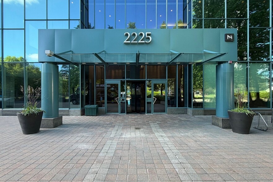 2225 Sheppard Ave E, Toronto, ON for lease - Building Photo - Image 2 of 20