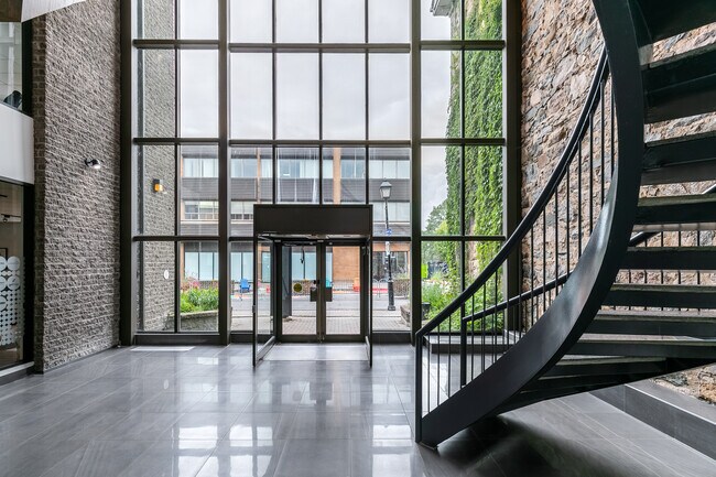 Plus de détails pour 50 Rue Saint-Charles O, Longueuil, QC - Bureau à louer