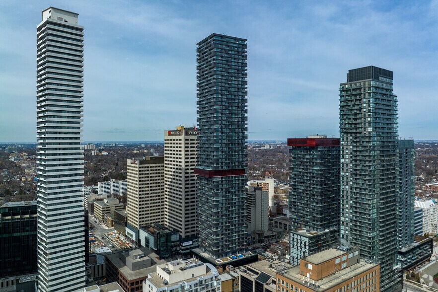 2 Eglinton Av E, Toronto, ON à louer - Photo du bâtiment - Image 2 de 6