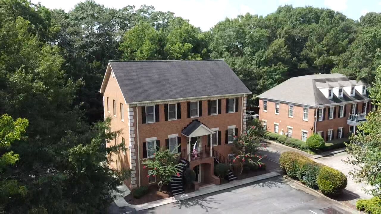 575 Colonial Park Dr, Roswell, GA à louer Photo du bâtiment- Image 1 de 28