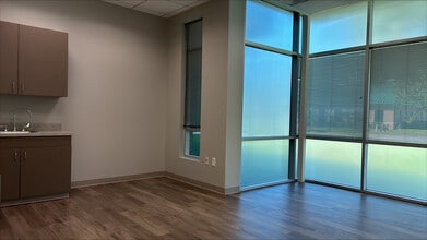 411 Lantern Bend Dr, Houston, TX for lease Interior Photo- Image 2 of 8