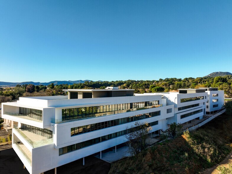 890 Rte de Napollon, Aubagne à vendre - Photo du bâtiment - Image 2 de 8