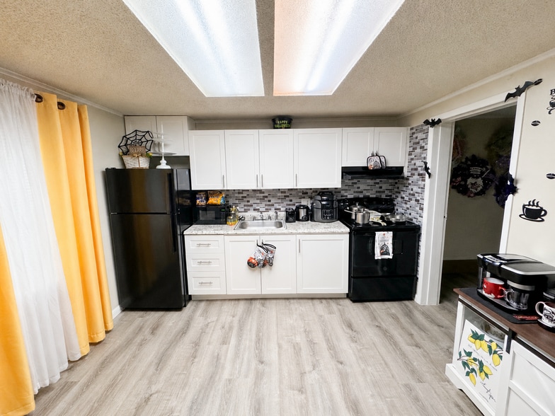 8103 Glen Hollow Dr, Glen Burnie, MD for sale - Building Photo - Image 3 of 14