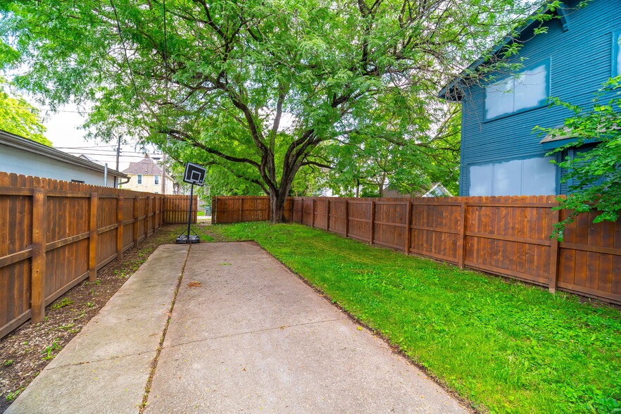 923 Sullivant Ave, Columbus, OH à vendre - Photo du bâtiment - Image 3 de 9