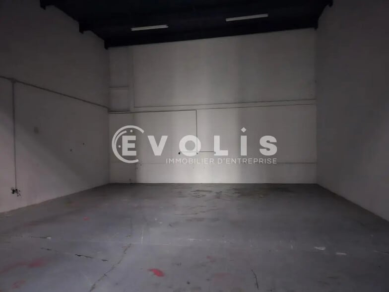 Flex in Bondoufle for lease - Interior Photo - Image 3 of 17