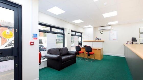 232 Farnborough Rd, Farnborough à vendre - Photo du bâtiment - Image 2 de 5