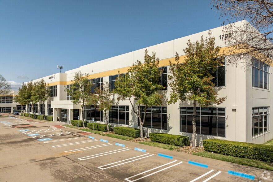 1703 N Plano Rd, Richardson, TX à louer - Photo du bâtiment - Image 2 de 13