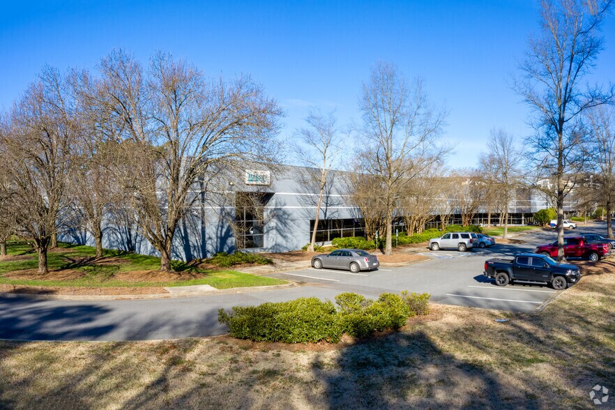 9006 Perimeter Woods Dr, Charlotte, NC à louer - Photo du bâtiment - Image 2 de 14