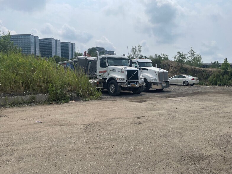 127-40 Willets Point Blvd, Flushing, NY à louer - Photo du bâtiment - Image 3 de 5